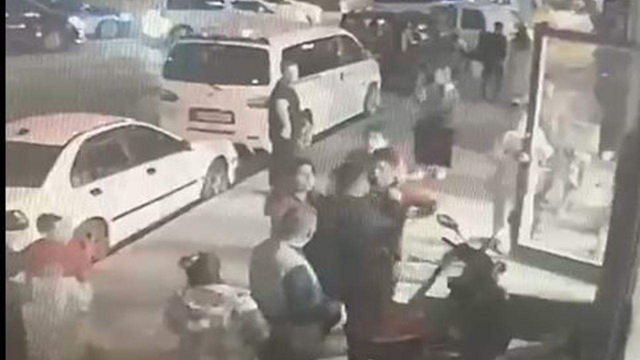 Esenyurt’ta engelli adama bıçaklı saldırı kamerada