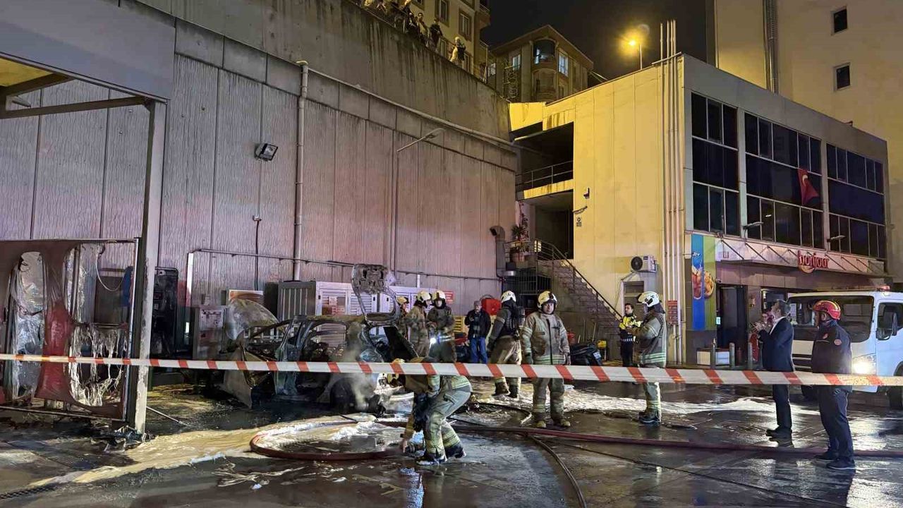 Akaryakıt istasyonunda şok anlar: Elektrikli araç şarjda patladı