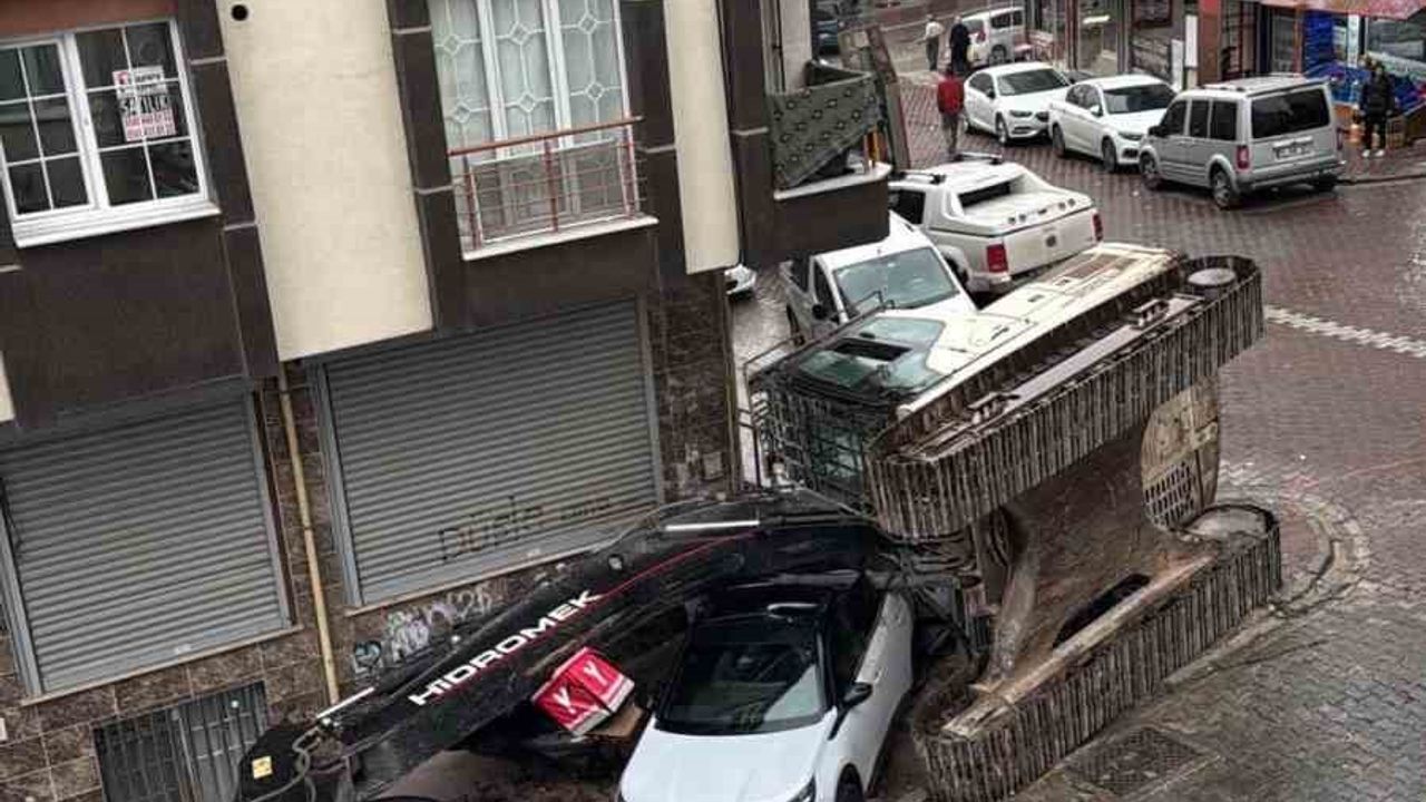 Esenyurt'ta Tır Dorsesindeki İş Makinesi Devrildi: Araçlar Hasar Gördü