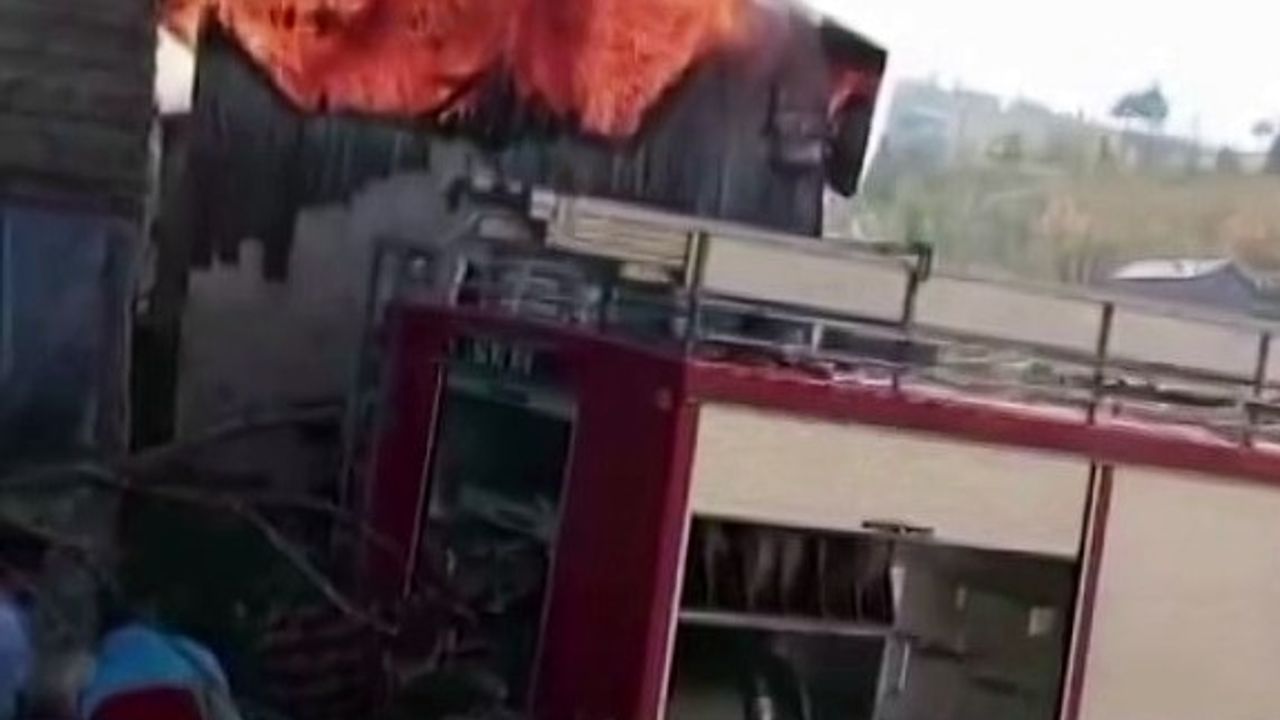 Alevler mahalleyi ayağa kaldırdı: Yangın cep telefonu kamerasında