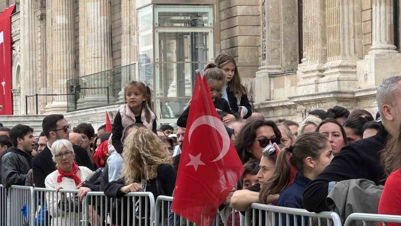 Dolmabahçe’de duygusal anlar: Atatürk'ü anmak için sabahın erken saatlerinde geldiler