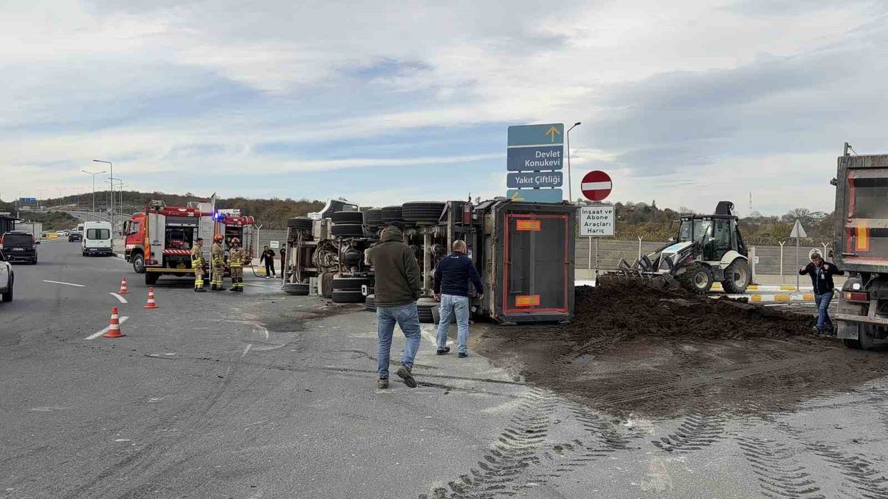 Havalimanı'nda gübre yüklü kamyon devrildi