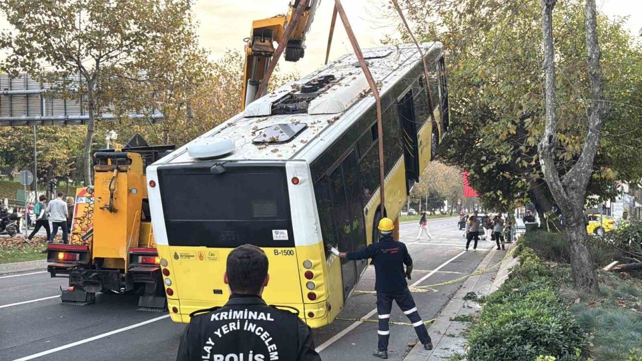 İETT şoförünün hayatını kaybettiği kazada otobüs olay yerinden kaldırıldı