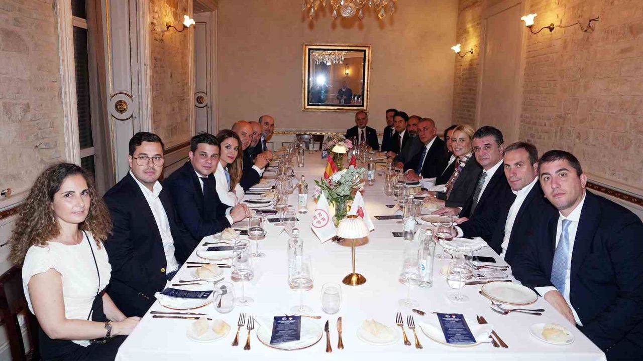 Dev maç öncesi sıcak temas: Türkiye ve İspanya federasyonları aynı masada