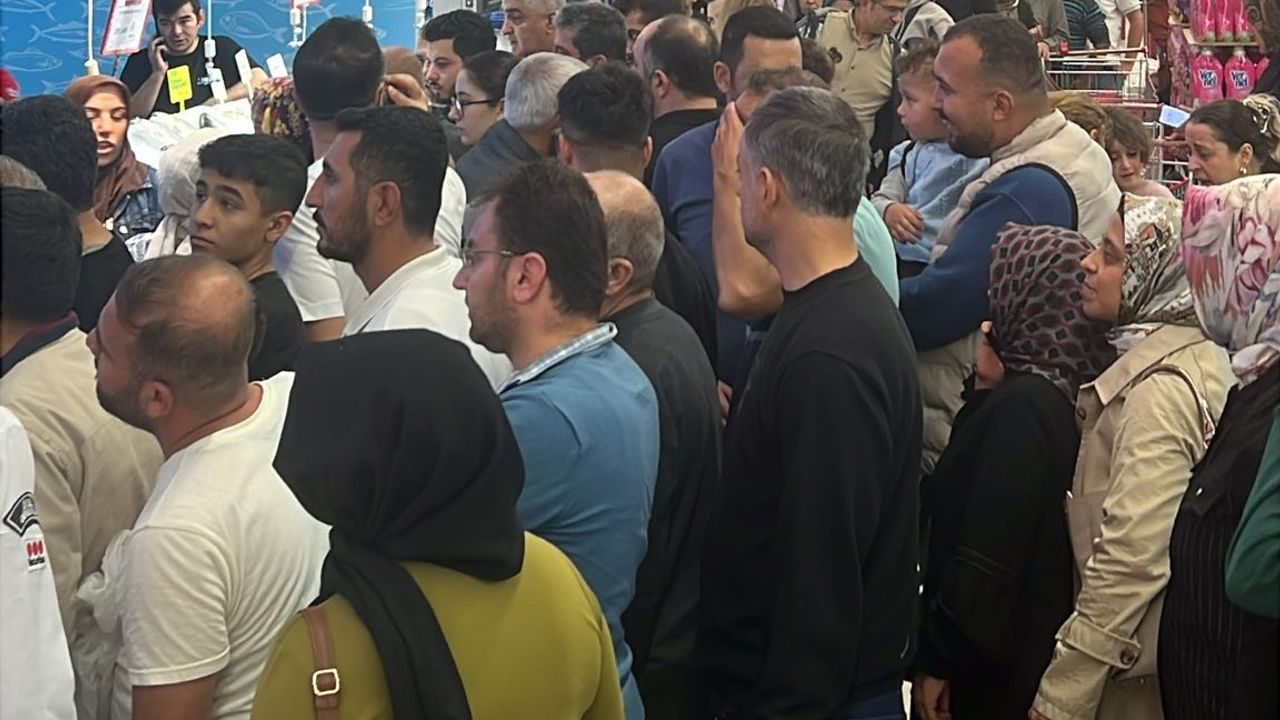 İstanbul’da Hamsi Fiyatları Yarı Yarıya Düştü, Markete Akın Var