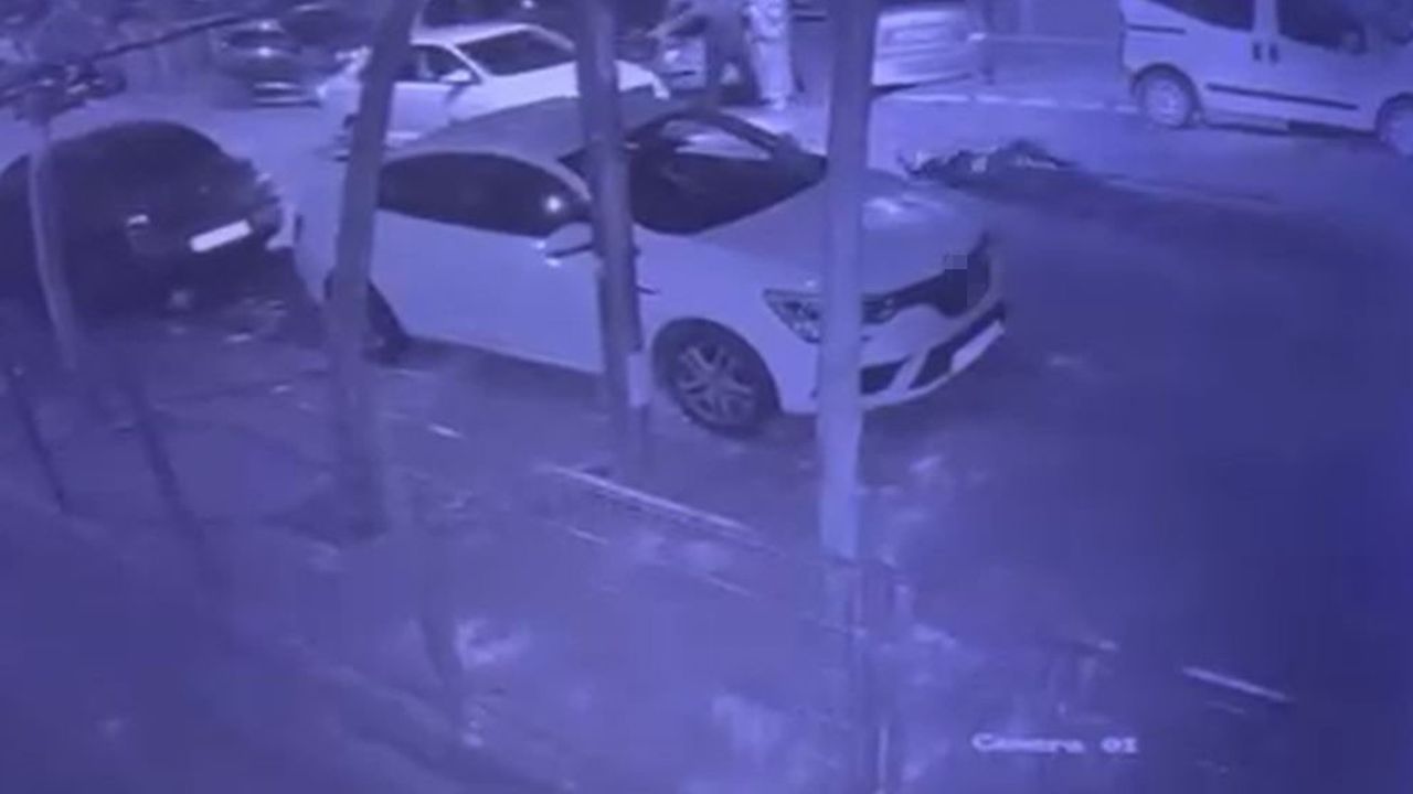 İstanbul'da kaza ; yolun karşısına geçen adama otomobil çarptı