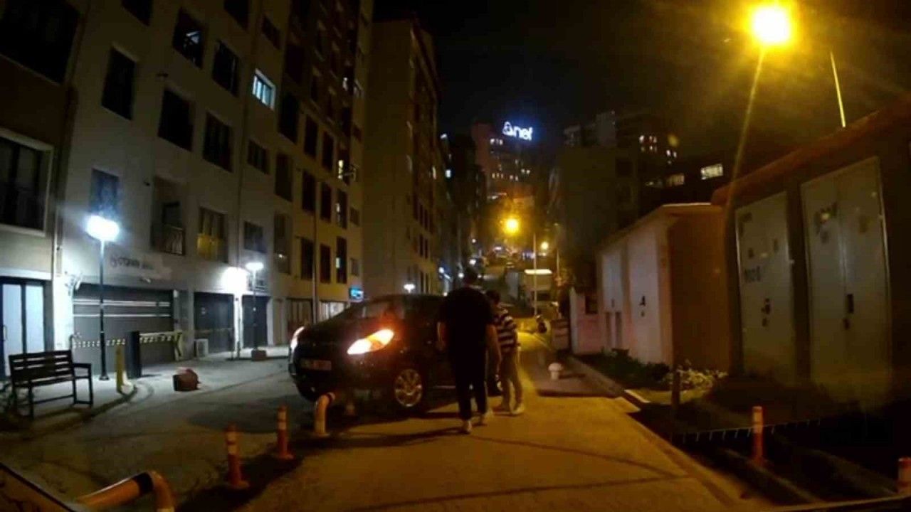 Kağıthane’de ters yöne giren sürücü bariyere çıkarak askıda kaldı