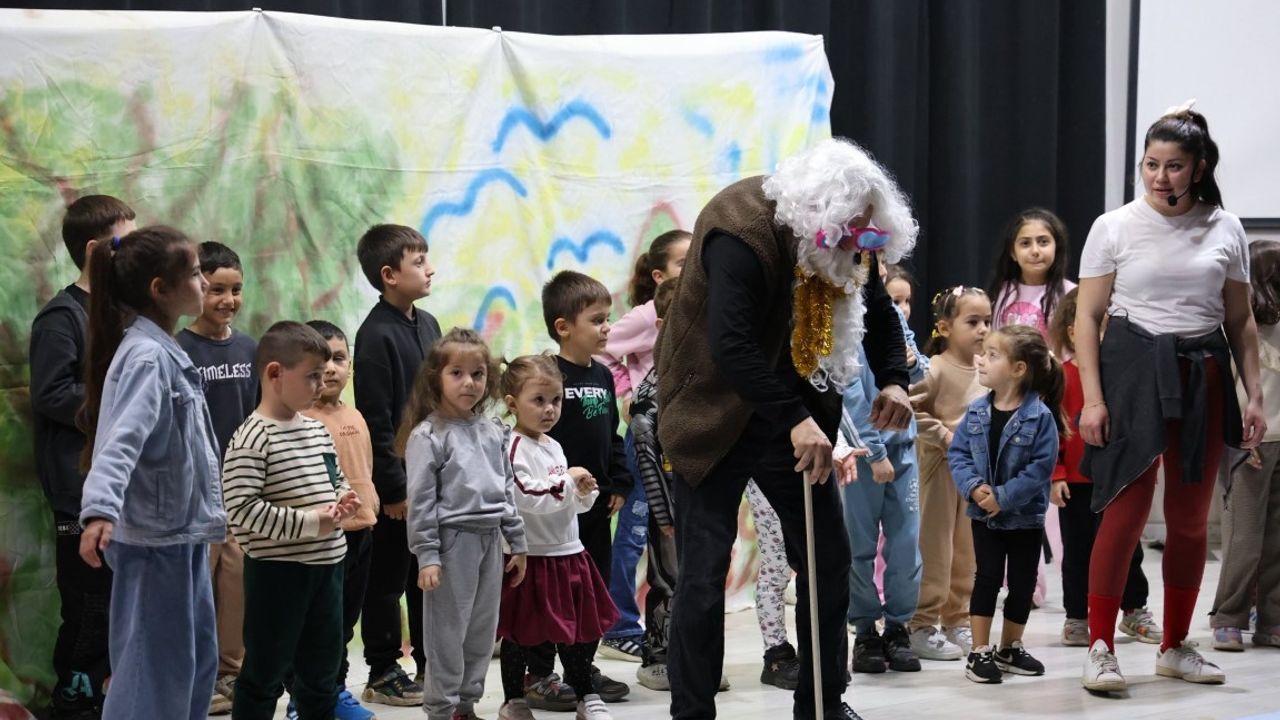 Kartepe’de hem büyüklere hem küçüklere tiyatro ziyafeti