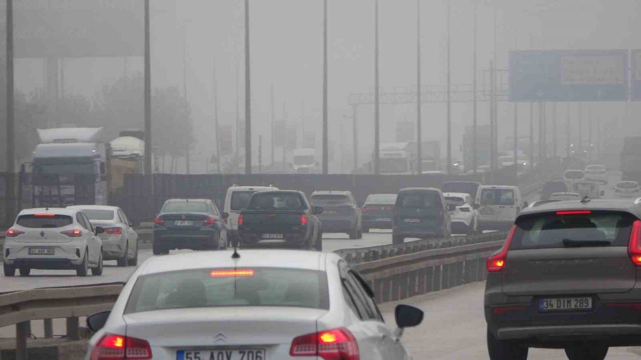 Kocaeli’de etkili olan sis sürücülere zor anlar yaşattı