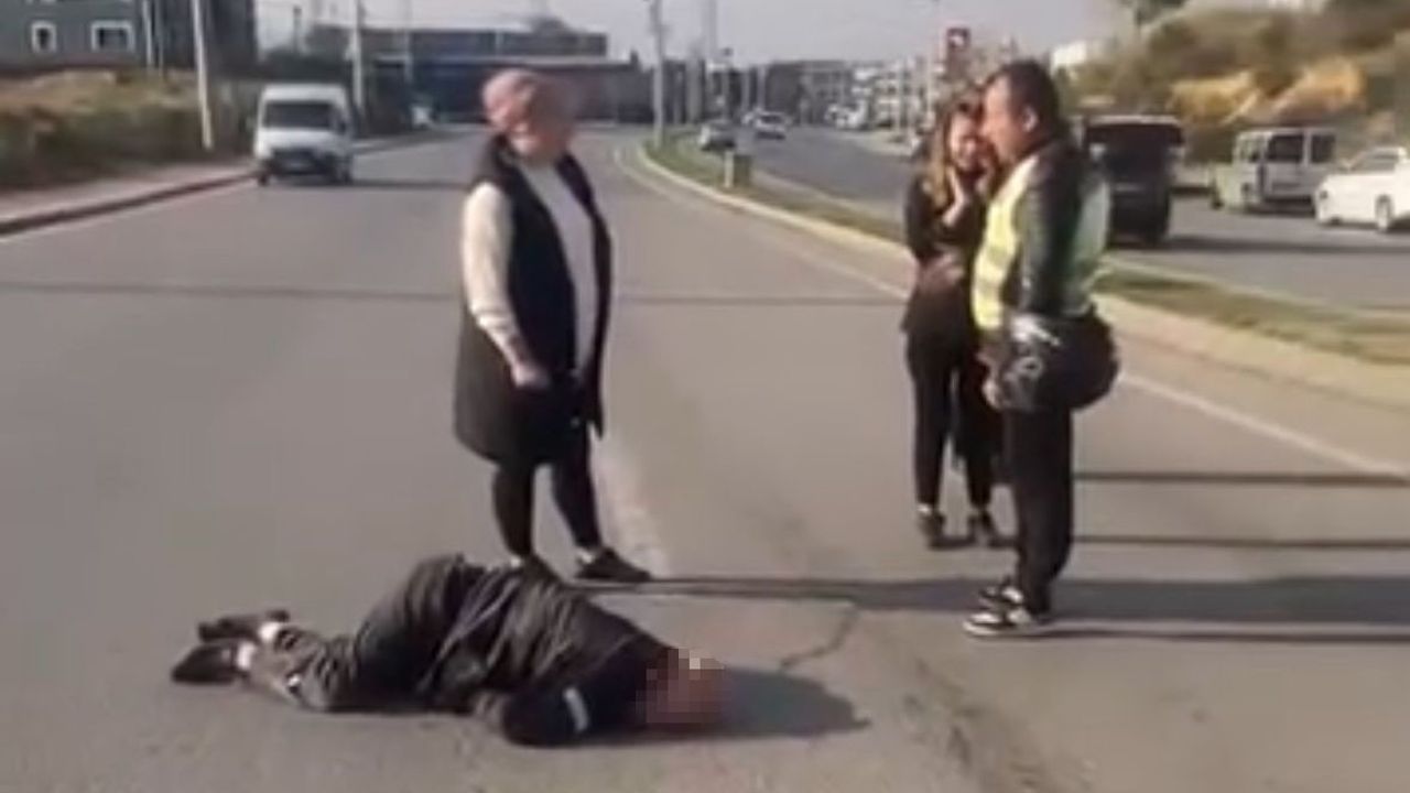 Kocaeli’de otomobil yayalara çarpıp refüje çıktı: 1’i ağır 2 yaralı