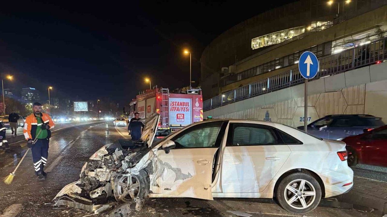 Kontrolden çıkan otomobil karşı şeritteki araca çarptı