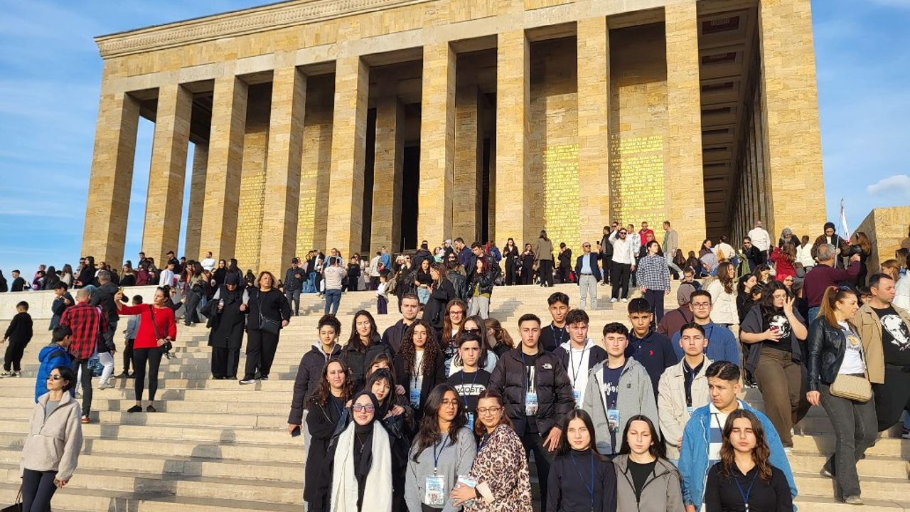 Küçükçekmece Belediyesi 400 genci Anıtkabir’e götürdü