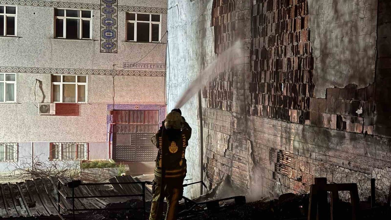 Küçükçekmece'de geri dönüşüm atık tesisi alevlere teslim oldu