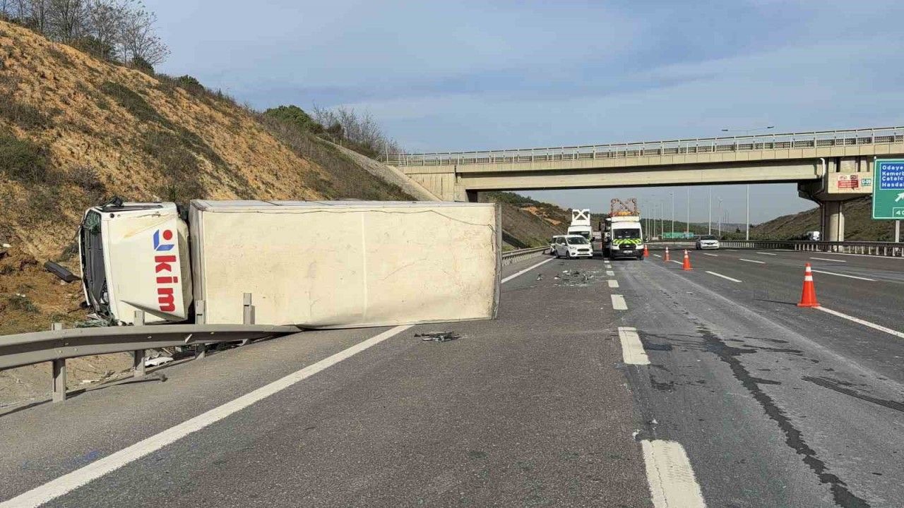 Aynı firmaya ait iki kamyon birbirine girdi: Otoyolda hareketli dakikalar