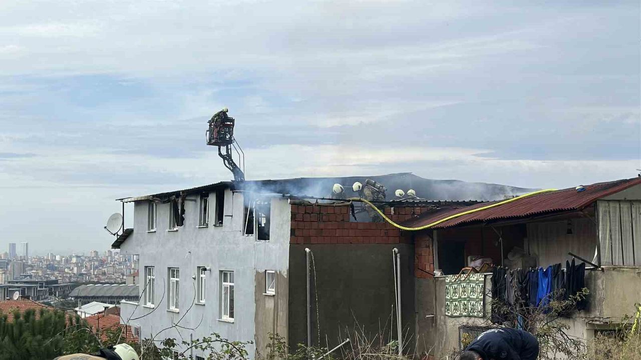 4 katlı binada yangın çıktı: Maltepe’de çatıyı saran alevler güçlükle söndürüldü