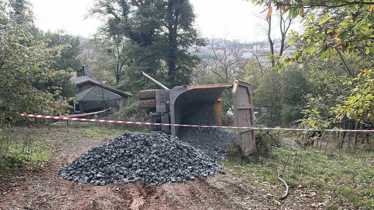 Mıcır yüklü kamyon devrildi: 1 yaralı