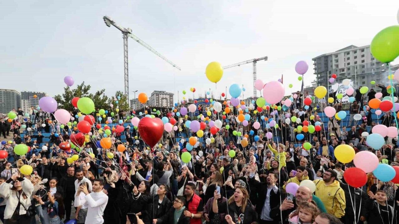 Minik Efe’nin lösemi zaferini gökyüzüne binlerce balon bırakarak kutladılar