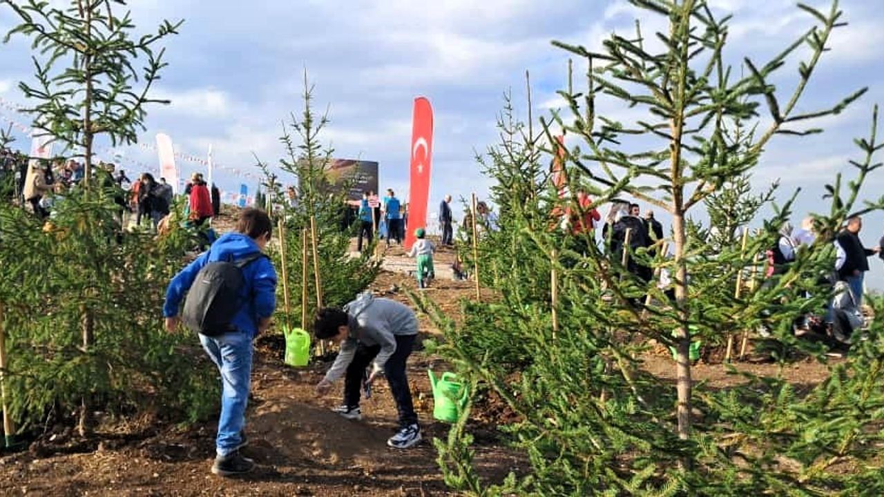 Öğrenciler fidanları toprakla buluşturdu