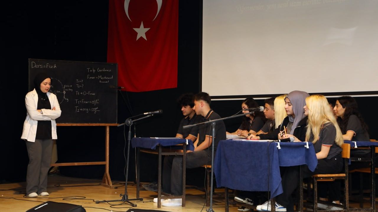 Emekli öğretmenlere onur belgesi, öğrencilere ödül: Karasu’da anlamlı 24 Kasım programı
