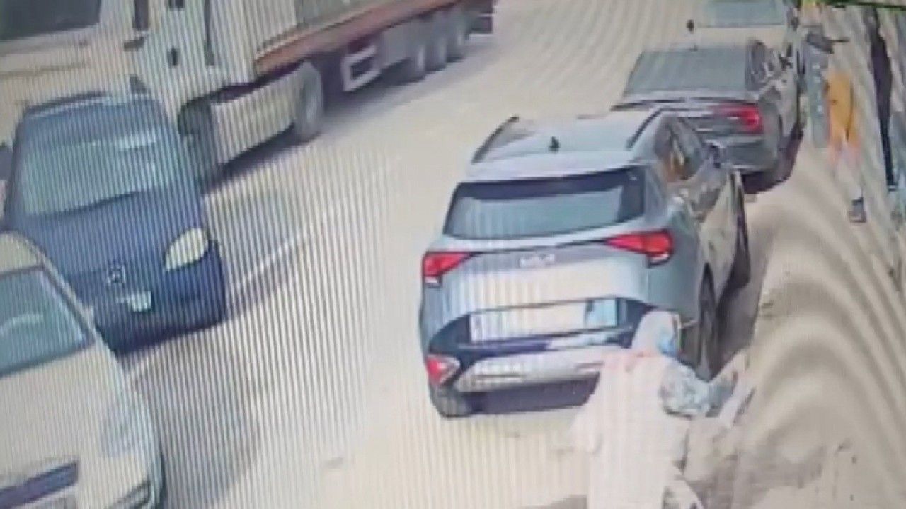 Pendik’te şoförünün direksiyon başında uyuduğu iddia edilen tır 5 araca birden çarptı