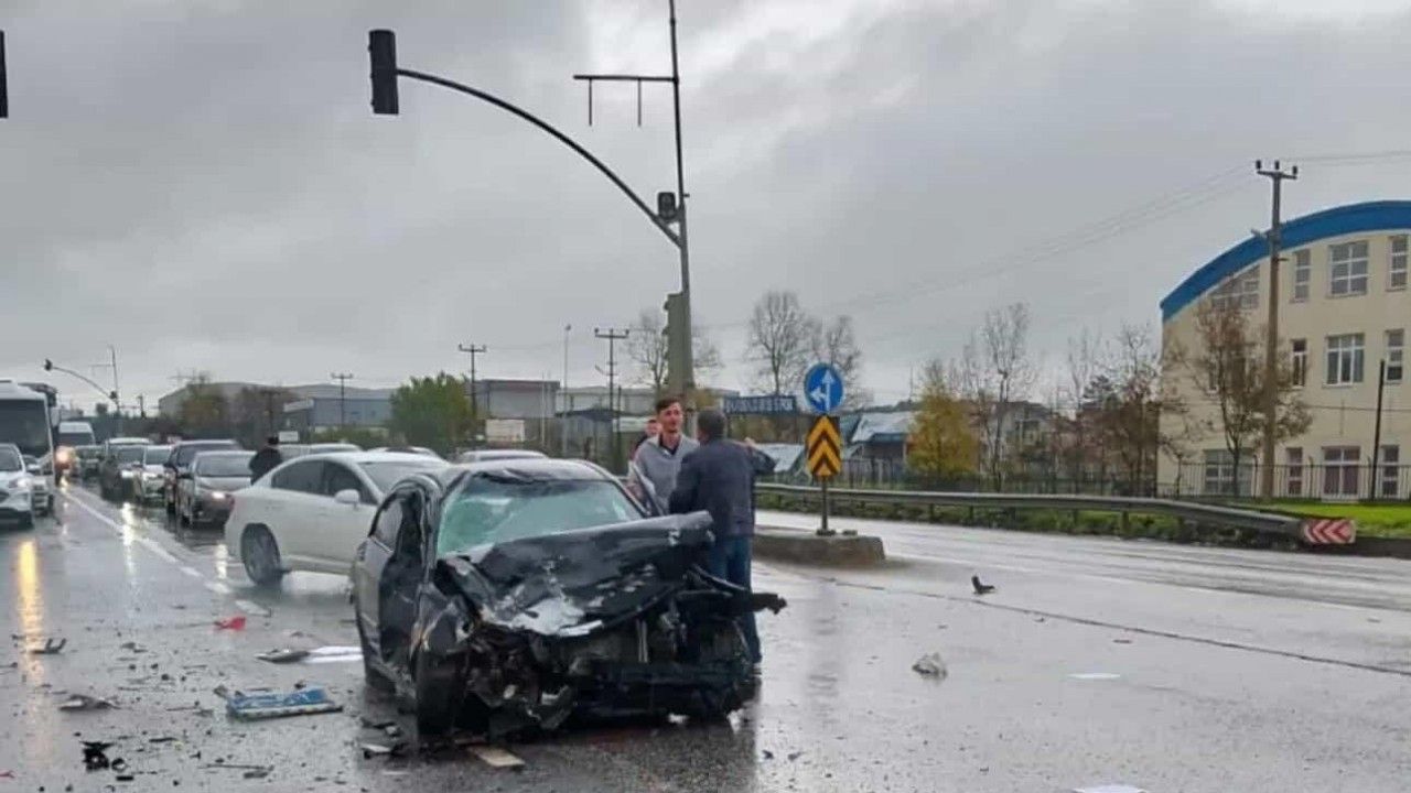 Sakarya’da 3 araçlı zincirleme kaza: 2 yaralı