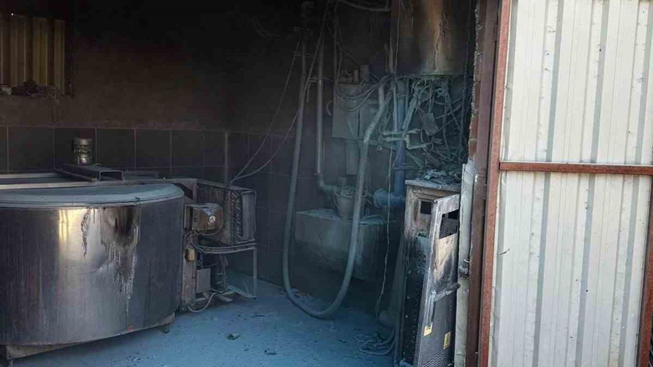 Sakarya'da Süt Sağım Ünitesi Küle Döndü! Zarar 400 bin TL