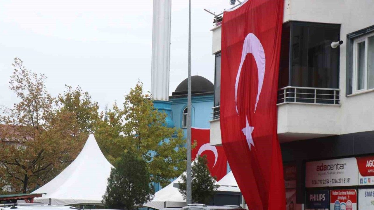 Sakaryalı şehidin mahallesi Türk bayraklarıyla donatıldı