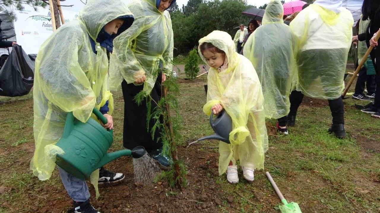 Sancaktepe’de yarının nefesi olacak binlerce fidan toprakla buluşturuldu