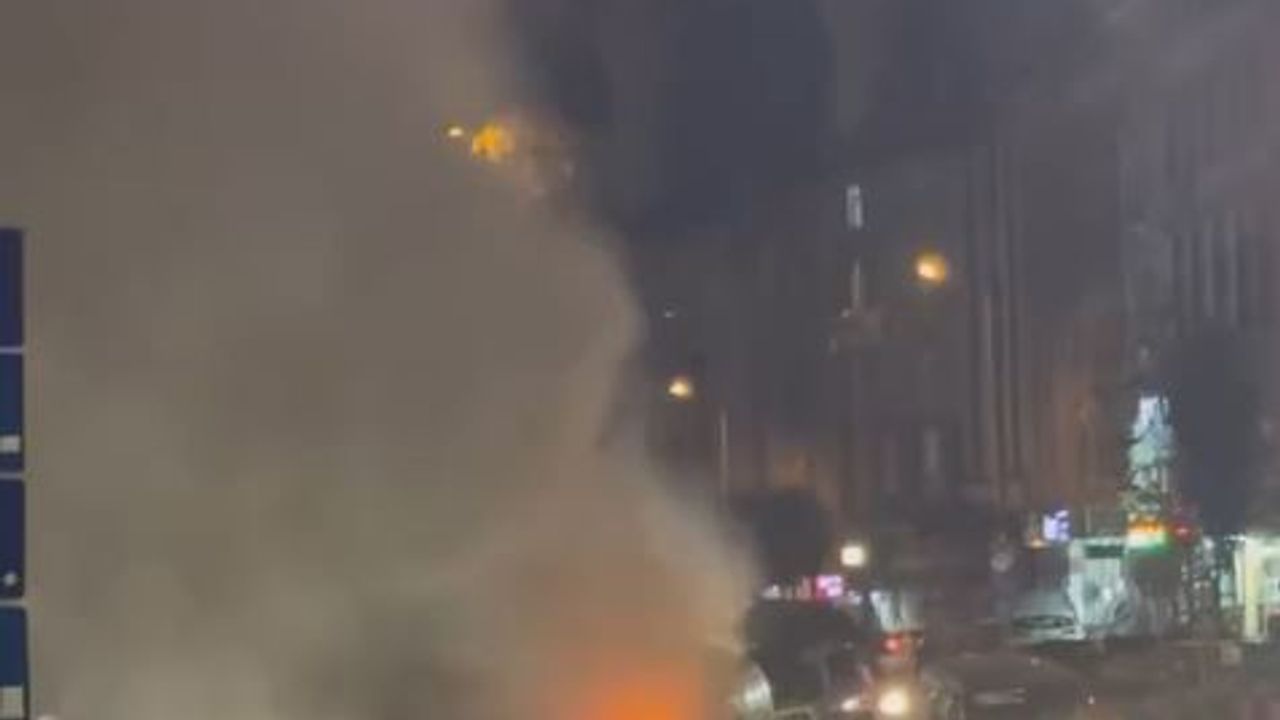 Seyir halindeki servis aracı alev alev yandı