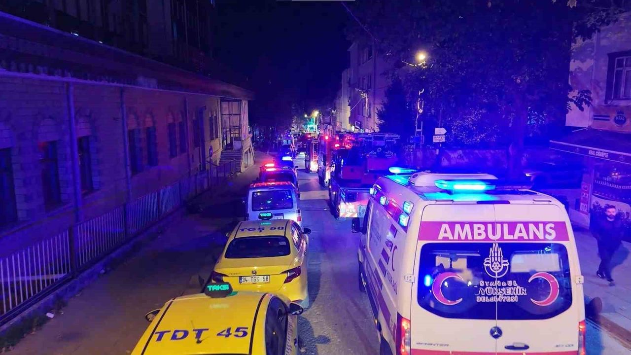 Sultanbeyli'de ahşap ev küle döndü