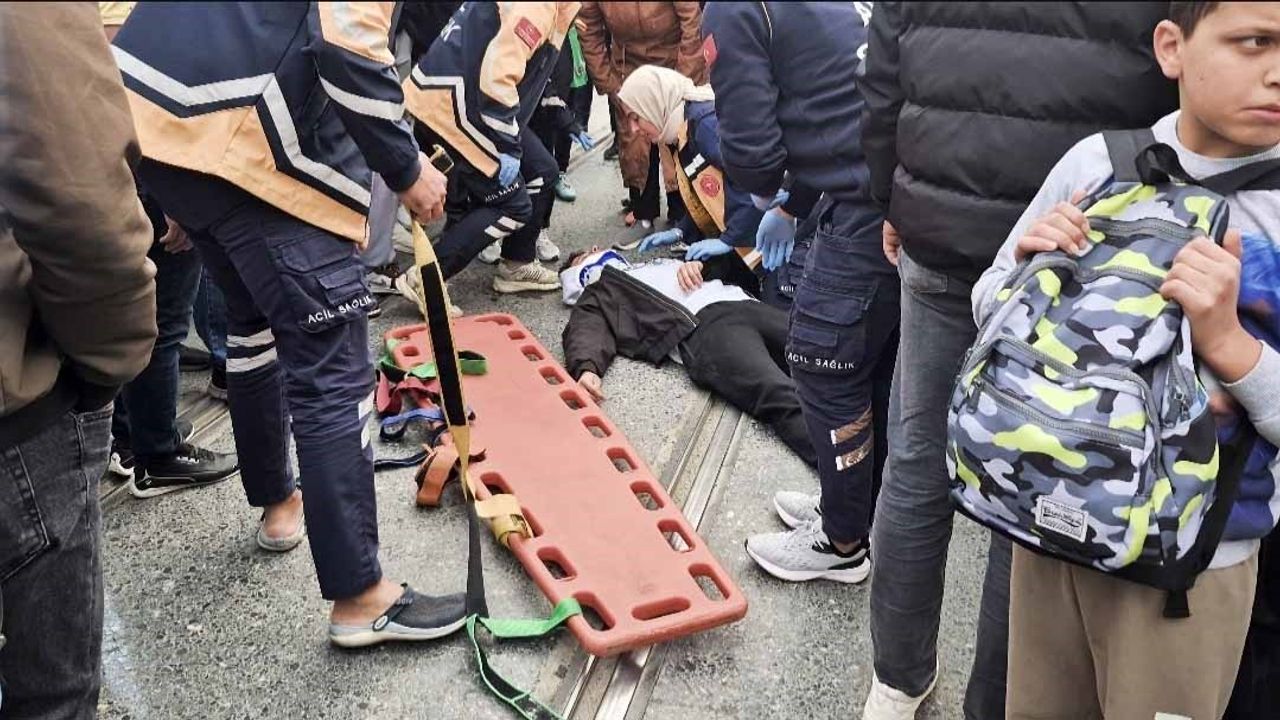 Sultangazi’de kaza trafiği kilitledi: Tramvay seferleri durduruldu