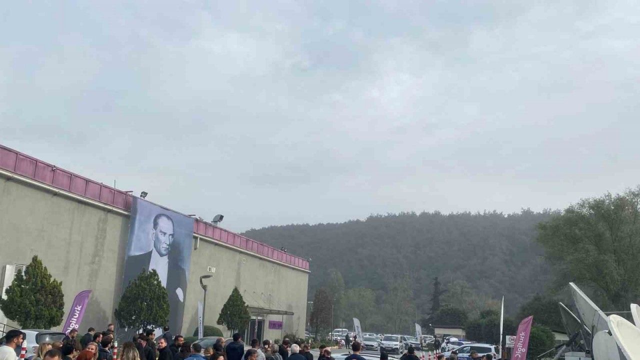 Televizyon binasına gelen şüpheli paniğe neden oldu: Üzerindeki silah oyuncak çıktı