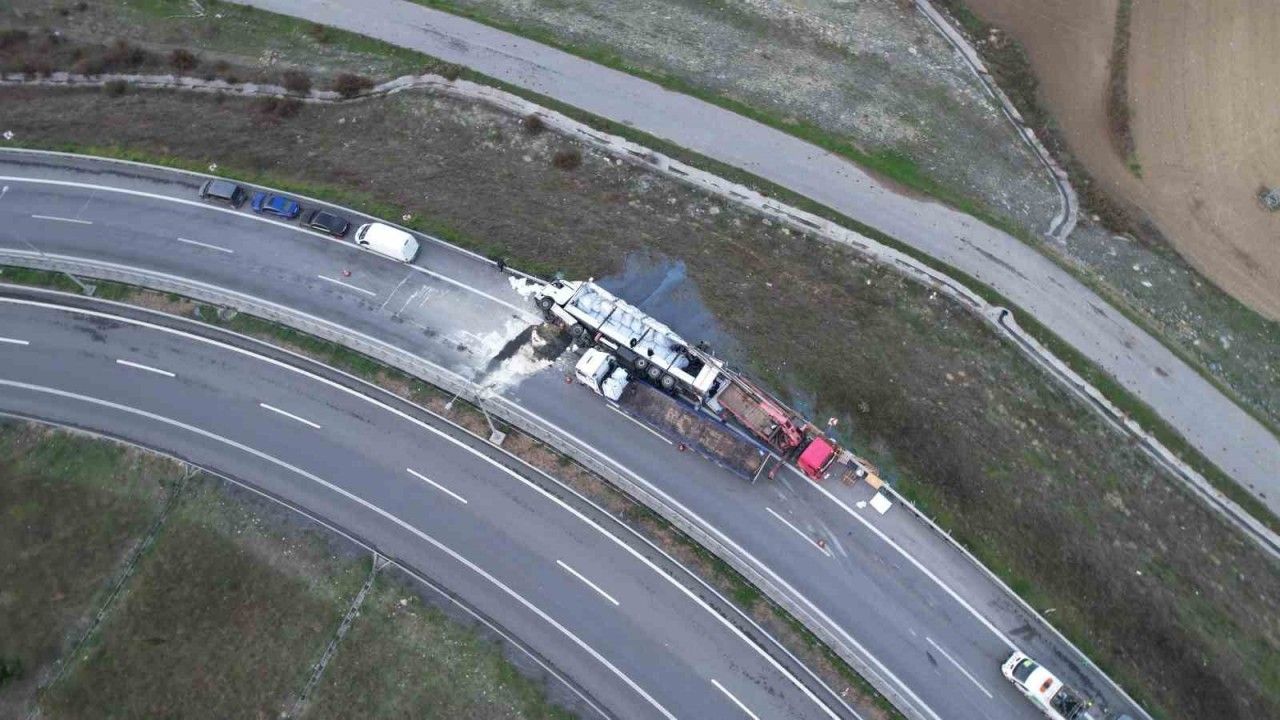 Tır virajı alamayıp devrildi: 1 ağır yaralı