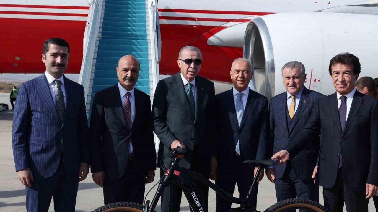 Erdoğan’a 60. yıl armağanı: Türkiye Bisiklet Federasyonu’ndan özel takdim