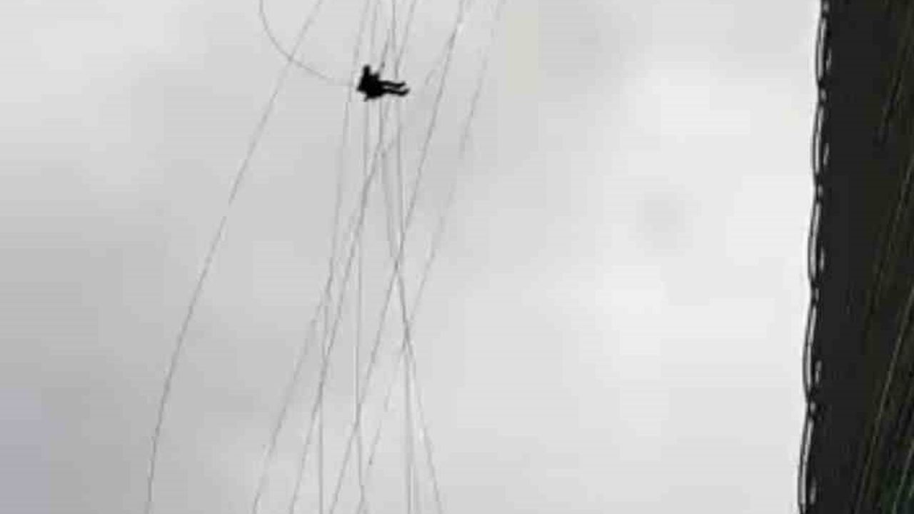 Ümraniye’de korku dolu anlar: Gökdelenin camlarını temizlerken kuvvetli rüzgara yakalandılar