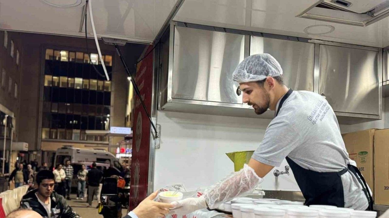Ümraniye’de soğuk akşamların vazgeçilmezi: Binlerce kişiye sıcak çorba ikramı