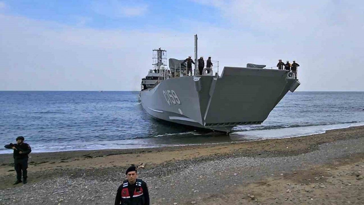 Esenköy kıyısında nefes kesen anlar: Yeni çıkarma gemisi Ç-159’dan başarılı manevra