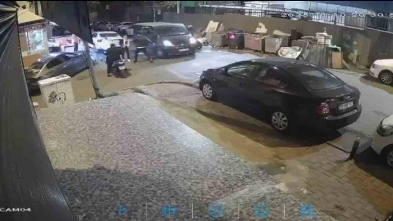 Yol verme kavgasında tartıştığı 2 kişiyi bıçakla yaraladı: O anlar kamerada