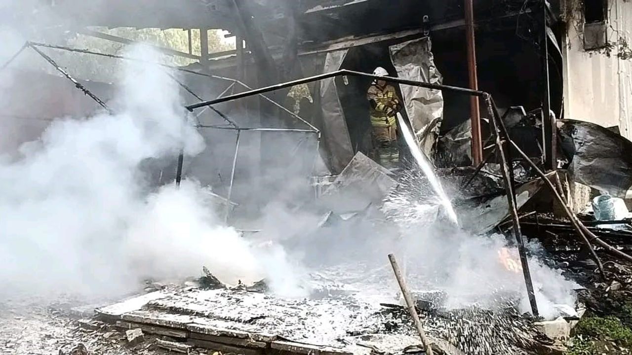 Hatay’da Sendika Ofisinde Yangın: Prefabrik Yapı Küle Döndü