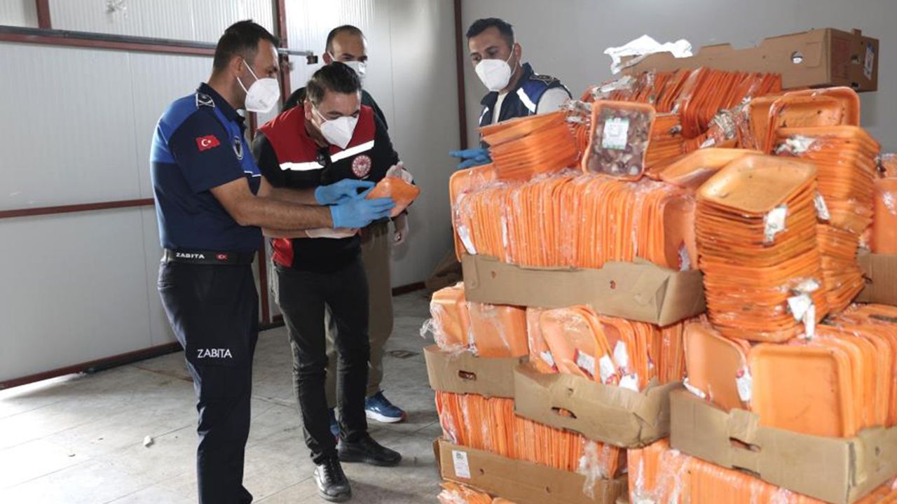 Antalya’da 25 ton tarihi geçmiş tavuk ele geçirildi: 2 işletme mühürlendi