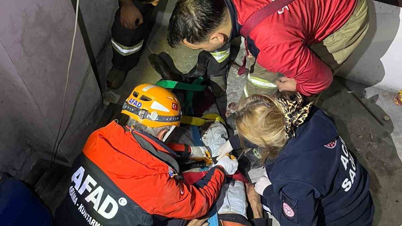 Karabük’te apartman boşluğuna düşen yaşlı adamı ekipler kurtardı