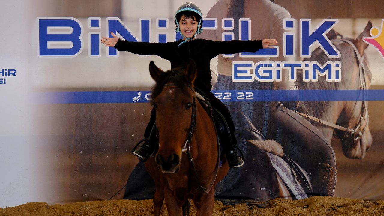 Büyükşehir, Bir Haftada 400 Çocuğa Binicilik Eğitimi Verdi: Ara Tatili At Üstünde Geçirdiler