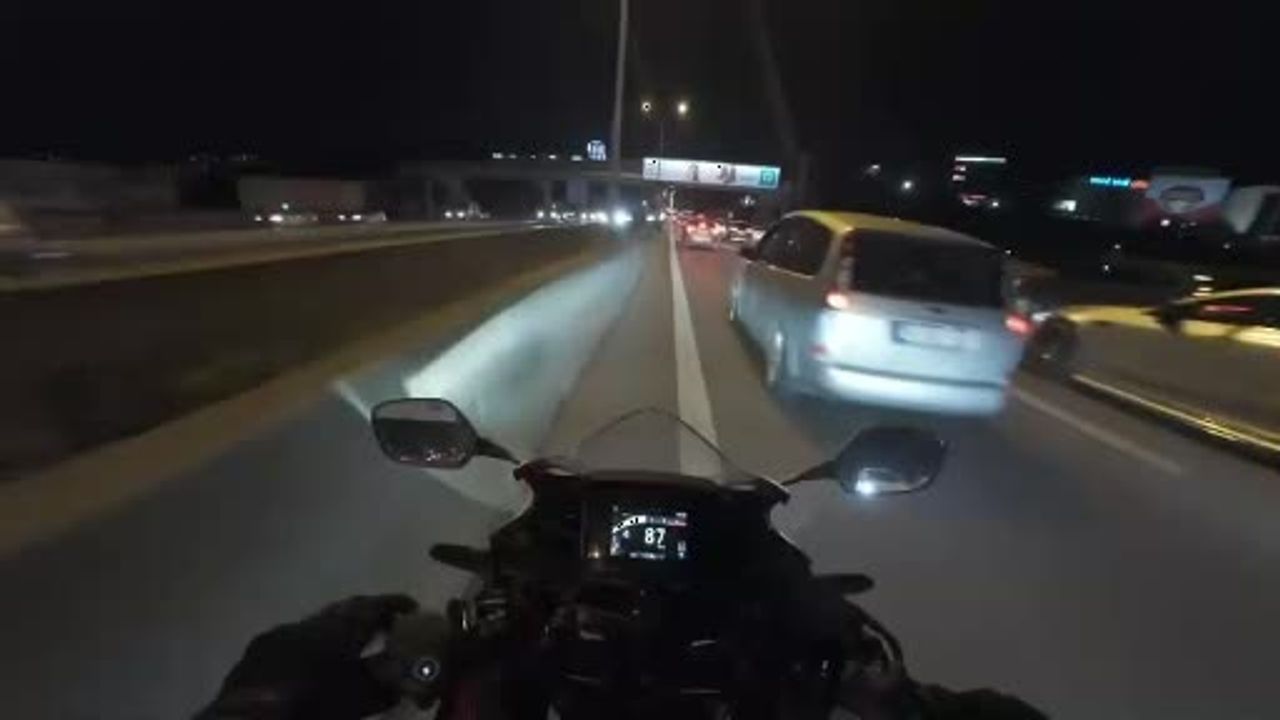 Trafik Polisine Motosiklet Çarptı: Kaza Anı Kamerada
