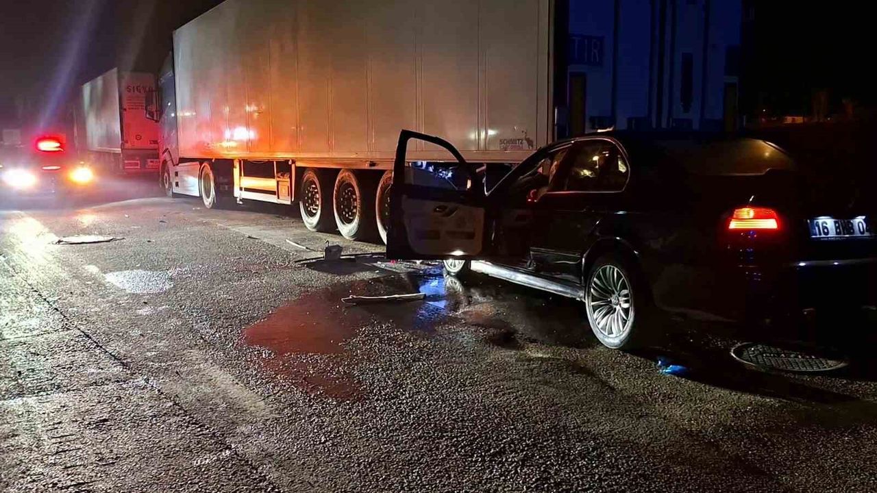 Bursa’da gece yarısı feci kaza: Lüks otomobil tıra çarptı, sürücü ağır yaralı