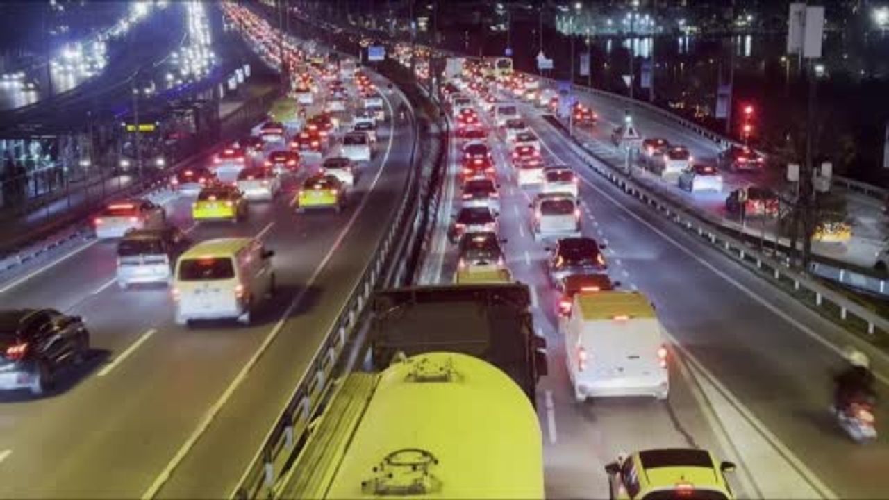 İstanbul Trafiği Akşam Saatlerinde Kilitlendi: Yoğunluk %80’e Ulaştı