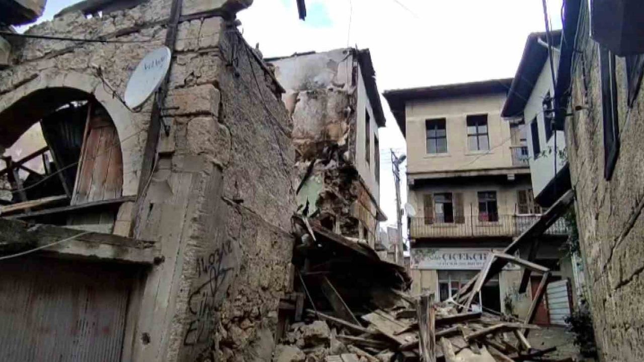Yangında hasar görmüştü, yağmurla yıkıldı: Tarsus’ta eski bina çöktü