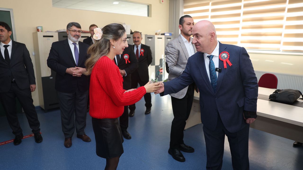 Darıca Belediyesi’nden 4 Bin Öğretmene Çiçekli Öğretmenler Günü Sürprizi