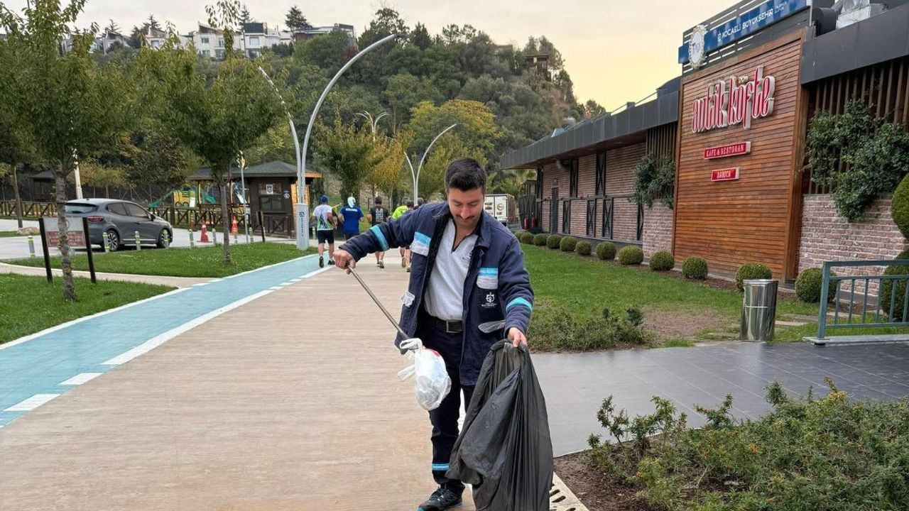 Darıca Millet Bahçesi’nde temizlik seferberliği sürüyor