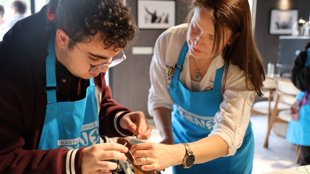 Kartepe’de gençler üretimle buluştu: Lise öğrencileri deri gözlük kılıfı yaptı