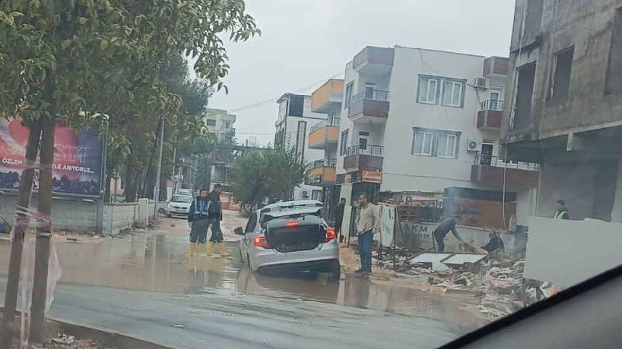 Adıyaman’da dolgu yolda tehlike: Otomobil çöken zemine saplandı